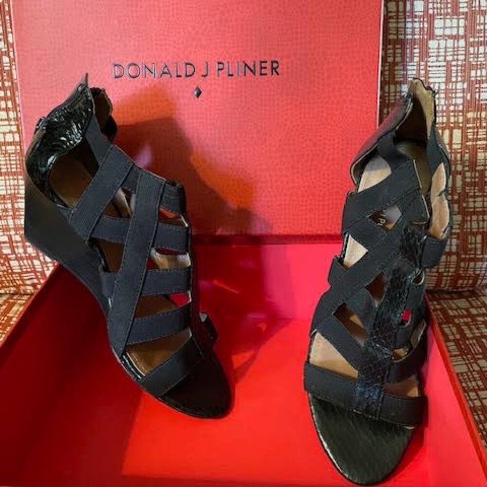 9.5 Donald J. Pilner sandals black leather
